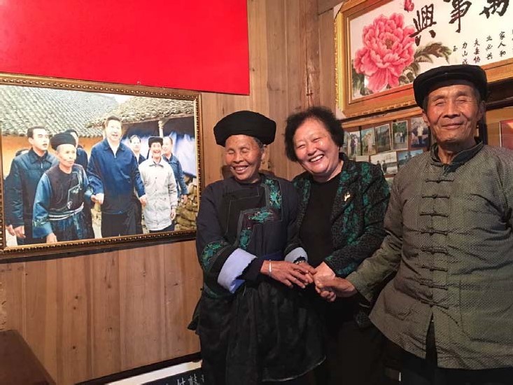 赵白鸽博士与十八洞村村民亲切交流.jpg