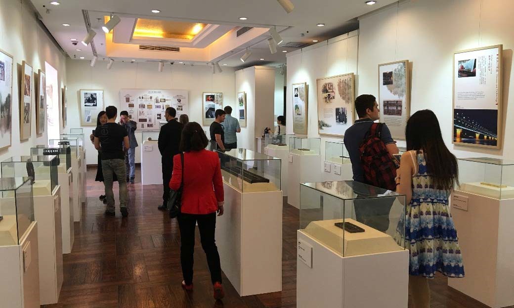 研修班官员参观展览1.jpg