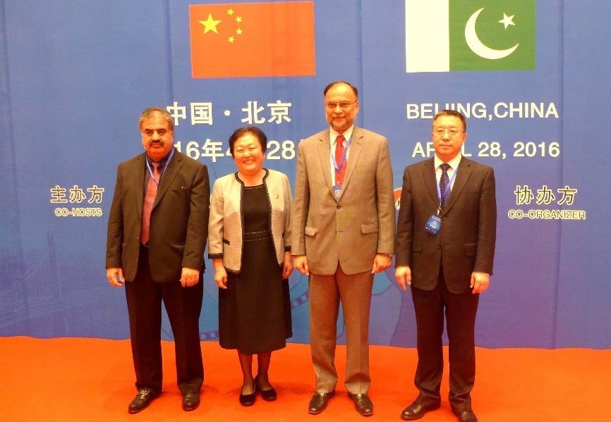赵白鸽博士与 Nawab Sanaullah Khan Zehr 部长（左一），Ahsan Iqbal 部长（右二），房秋晨会长（右一）合影.jpg