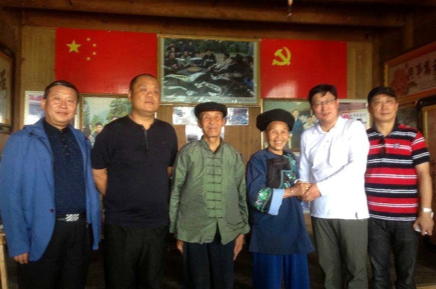 考察团与苗族大姐一家进行亲切交流.jpg