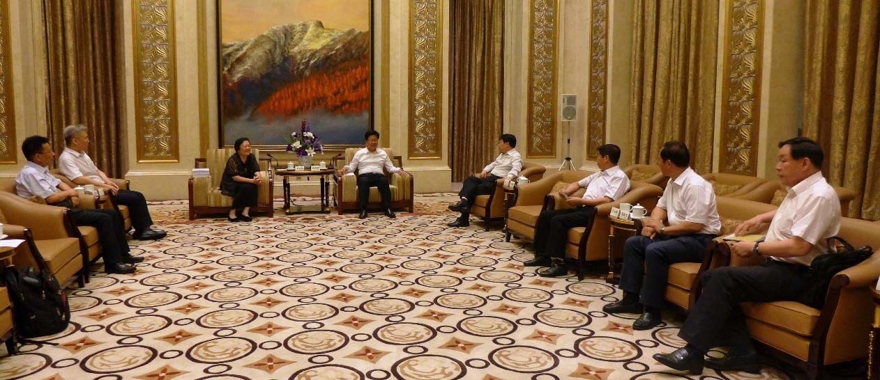 张春贤同志会见赵白鸽主任率领的蓝迪国际智库代表团.jpg