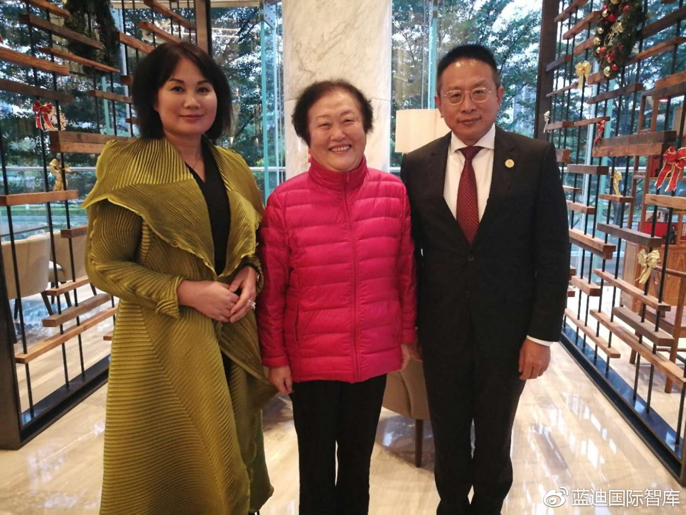 赵白鸽与中日企业家代表合影